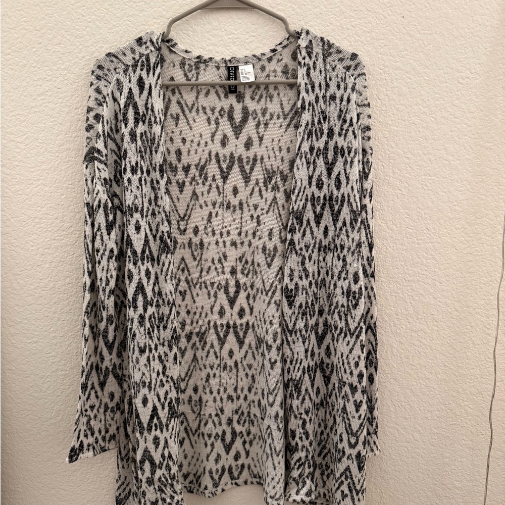 H&M Women's Black and White Patterned Cardigan Sweater